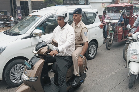 नो कार डे : इंदौर के अफसर उतरे सड़को पर , स्कूटी और साईकिल बानी पहचान 